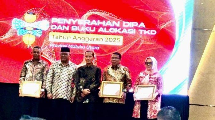 Foto bersama dalam kegiatan penyerahan DIPA dan buku Alokasi TKD tahun anggaran 2025, Kamis (19/12/2024)
