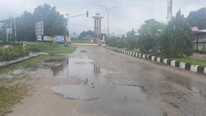 INFRASTRUKTUR: Ruas jalan berlubang tergenang air dekat bundaran Desa Bobong, Pulau Taliabu, Maluku Utara, Selasa (1/7/2025)