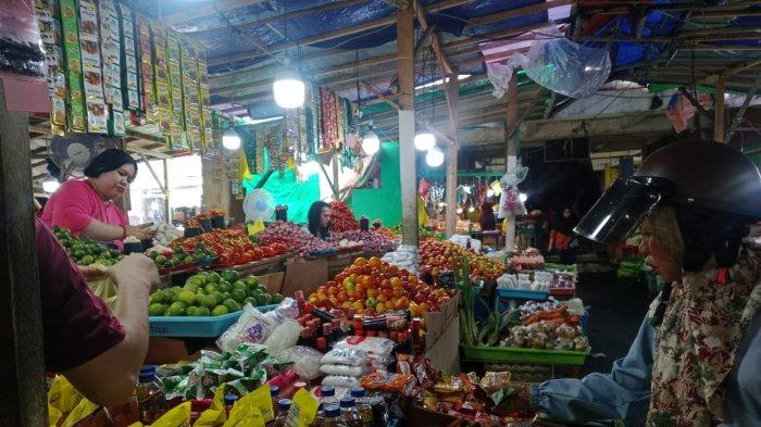 HARGA - Aktivitas jual beli di pasar Higenis, Kelurahan Gamalama, Ternate Tengah, Selasa (15/7/2025).