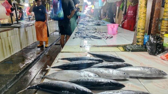 HARGA IKAN - Sejumlah ikan yang dijual di pasar Higenis, Kelurahan Gamalama,, Ternate Tengah, Senin (7/4/2025).