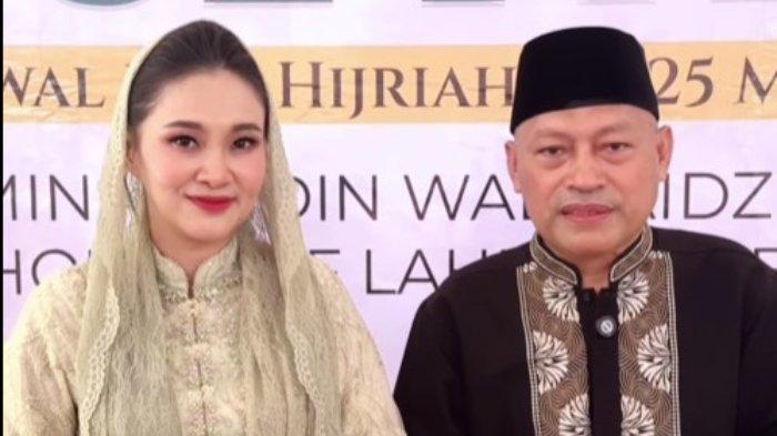 UCAPAN SHERLY SARBIN - Gubernur Maluku Utara, Sherly Laos atau Sherly Tjoanda, bersama sang wakil, Sarbin Sehe, mengucapkan Selamat Hari Raya Idul Fitri 1446 Hijriah untuk warganya. Gambar tangkap layar dari akun Instagram.com/@s_tjo