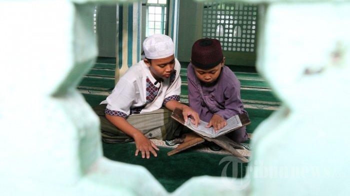 Ilustrasi mengaji di Masjid - Seorang anak sedang membaca Iqra di Masjid Layur Semarang, Jawa Tengah Sabtu (26/5/2018). Kegiatan ini rutin dilakukan untuk menunggu waktu berbuka puasa.