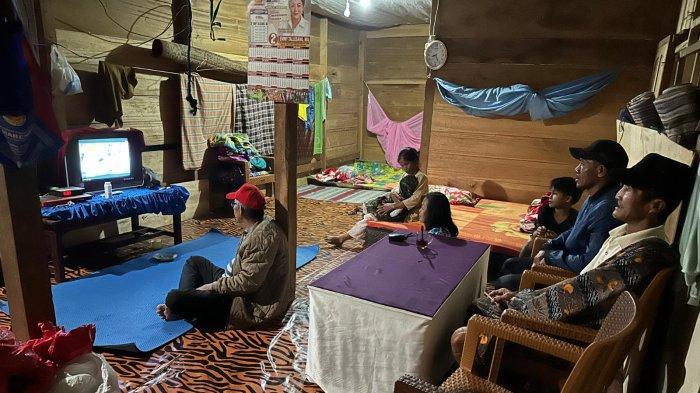 Masyarakat di Desa Ilan Batu Uru, Kabupaten Luwu, Sulawesi Selatan kini dapat menikmati listrik selama 24 jam semenjak PLN membangun infrastruktur kelistrikan. Hadirnya listrik dapat meningkatkan taraf hidup masyarakat sekitar.