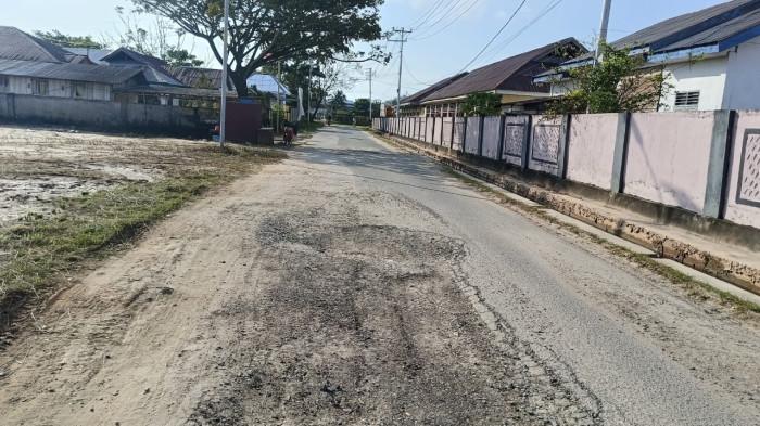 INFRASTRUKTUR: Ada lubang menganga di jalan depan kantor Disdukcapil Pulau Taliabu, Maluku Utara, Rabu (23/7/2025)