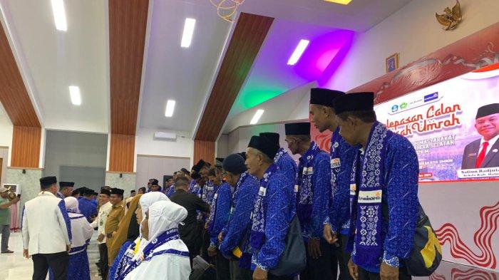 Puluhan jamaah umrah dari Halmahera Selatan ketika pose bersama, Senin (4/11/2024).