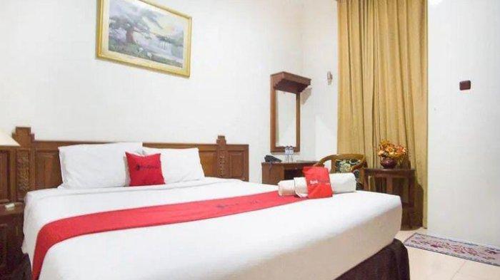 Kamar RedDoorz near Pantai Falajawa.