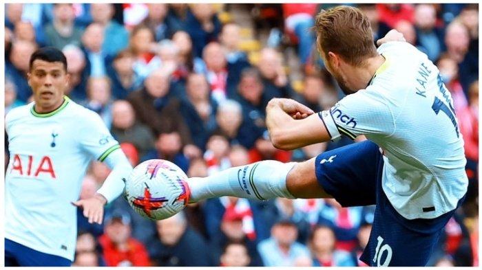 Harry Kane dalam pertandingan Tottenham Hotspur vs Liverpool di Anfield Stadium, Matchday 34 Liga Premier, Minggu (30/4/2023). Dalam pertandingan ini, Spurs kalah 3-4 dari The Reds.