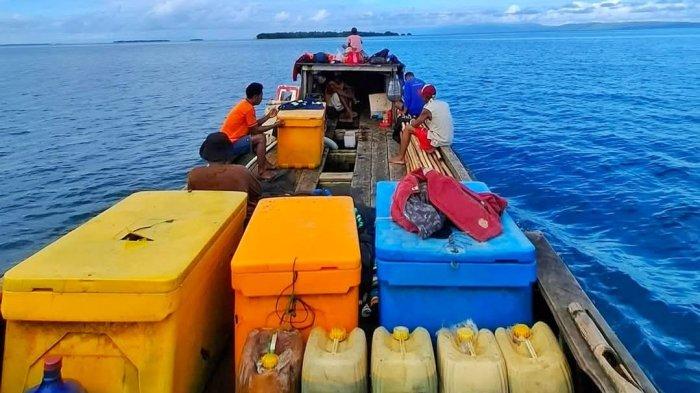 RESAH: Nelayan funae saat melaut, di mana saat ini Pemkab Pulau Morotai, Maluku Utara masih mencari solusi untuk mengatasi kapal Pakura yang seting menangkap ikan di perairan laut Morotai, Kamis (8/5/2025)