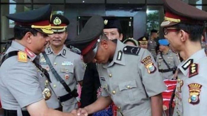 Kapolda Maluku Utara Brigjen Pol Rikwanto didampingi Kapolres Ternate AKBP Azhari Juanda memberikan ucapan selamat kepada Bripda Ribut Fajar usai pelantikan anggota Polri di SPN Sofifi, Maluku Utara, Senin (02/03/2020)