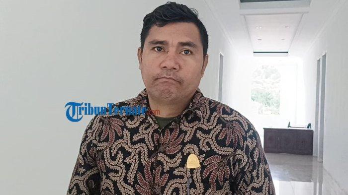 MASALAH: Ketua Komisi III DPRD Pulau Taliabu, Maluku Utara Budiman L. Mayabubun saat diwawancarai Tribunternate.com, Senin (7/7/2025)