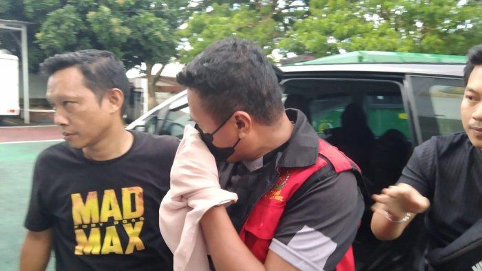 KASUS - Suasana tim Kejari Ternate amankan seorang pria DPO kasus KDRT berinisial RU alias Rusman ke kantor Kejaksaan Negeri Ternate, Sabtu (28/6/2025).