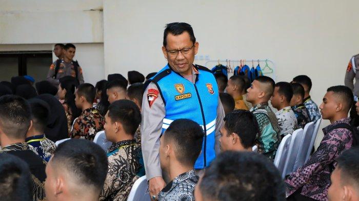 KELULUSAN - Kapolda Maluku Utara Irjen Pol Waris Agono saat mengecek peserta yang akan mendengar hasil kelulusan di aula Polda Maluku Utara, Kamis (3/7/2025).