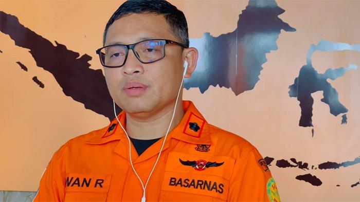 LEDAKAN SPEEDBOAT - Kepala Basarnas Ternate Iwan Ramdani saat memberi keterangan soal insiden ledakan speedboat milik Basarnas Ternate di Perairan Gita, Kecamatan Oba, Kota Tidore Kepulauan, Senin (3/2/2025).