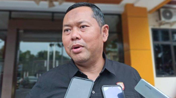 STATEMEN - Direktur Reskrimum Polda Maluku Utara Kombes Pol Edy Wahyu Susilo saat menjelaskan soal panggilan kalrifikasi Kepala Inspektorat Kepsul, Senin (23/6/2025).
