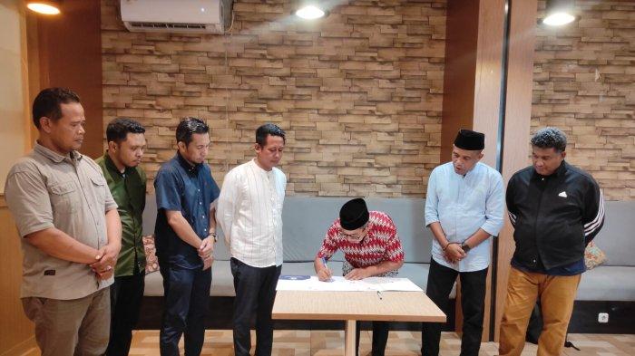 KERJA SAMA - Proses penandatanganan MoU Unkhair Ternate dengan Dinas Pekerjaan Umum dan Penataan Ruang (PUPR) Provinsi Maluku Utara, di Restoran K.62 Ternate.