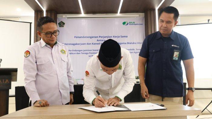KERJASAMA - Kakanwil Kemenag Maluku Utara, H. Amar Manaf, menandatangani kerjasama dengan BPJS Ketenagakerjaan, Selasa (17/6/2025).