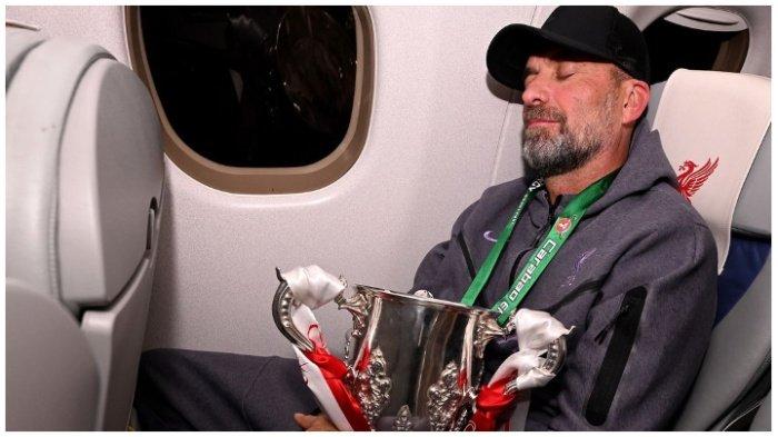 Jurgen Klopp memeluk trofi Carabao Cup 2024 - Liverpool mengalahkan Chelsea dengan skor tipis 1-0 setelah babak final Carabao Cup 2024 (EFL Cup) sengit dan penuh drama, Minggu (25/2/2024) waktu setempat.