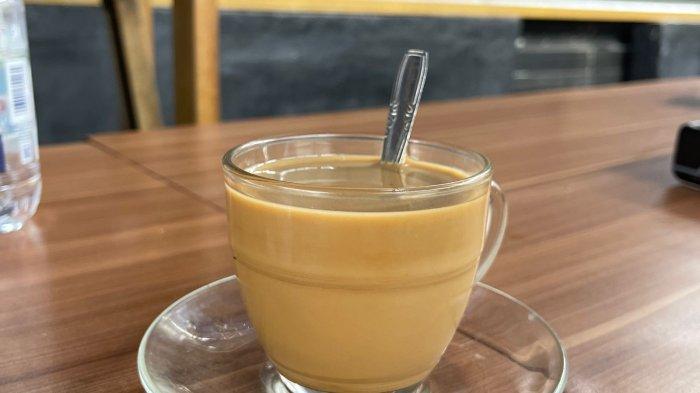 Kopi susu di Cafe Jarod, Kelurahan Stadion, Kecamatan Ternate Tengah, Kota Ternate, Maluku Utara, Senin (3/6/2024).