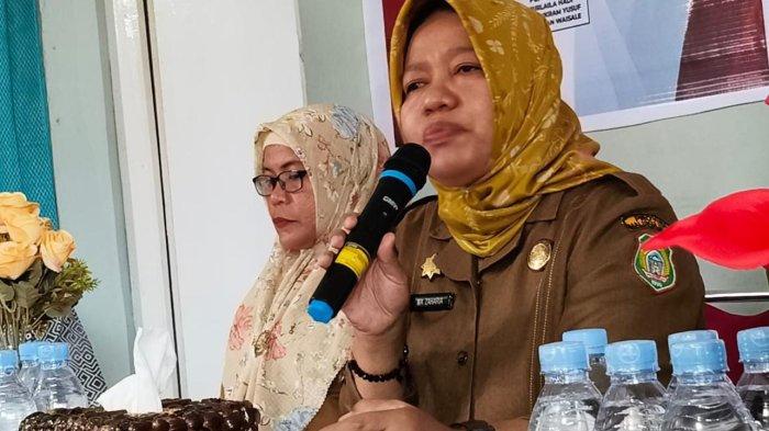 KOPERASI - Kepala Dinas Koperasi dan UKM Provinsi Maluku Utara, Wa Zaharia, saat berbicara mendampingi kunjungan tim kantor staf kepresidenan mengecek pembentukan koperasi merah putih di Maluku Utara, Senin (27/5/2025).