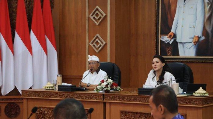 KUNJUNGAN - Gubernur Provinsi Maluku Utara, Sherly Laos dan Gubernur Bali, I Wayan Koster, bertemu pada Sabtu, 12 Juli 2025 di Denpasar. Kunjungan kerja Sherly ke bali itu, mempelajari penerapan Monitoring Center for Prevention (MCP), sistem pemantauan yang dikembangkan Komisi Pemberantasan Korupsi (KPK) RI. Selain belajar tentang MCP, kunjungan tersebut juga bertujuan memahami implementasi Sistem Pemerintahan Berbasis Elektronik (SPBE) yang diterapkan di Bali. Sherly disambut langsung oleh Gubernur Bali, I Wayan Koster, Senin (14/7/2025)
