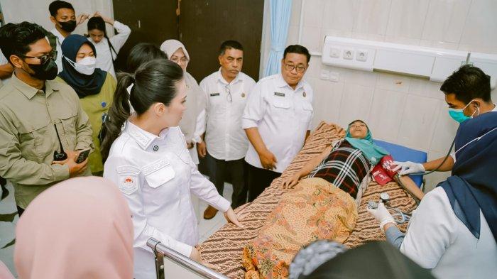 KESEHATAN - Gubernur Maluku Utara Sherly Laos dan sejumlah pimpinan OPD tekhnis saat berada di RSUD Chasan Boesoria Ternate bersama dengan Ria pasien kusta, Rabu (18/6/2025).