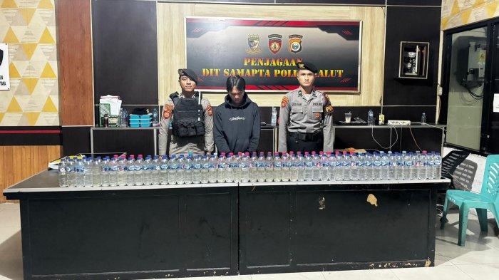 HUMUM: Barang bukti miras jenis cap tikus dan pemiliknya diamankan ke kantor Ditsamapta Polda Maluku Utara, Rabu (25/6/2025).