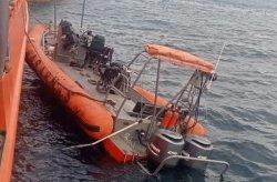 Kecelakaan Speedboat - Kondisi speedboat RIB 04 milik Basarnas Ternate, Maluku Utara setelah mengalami kecelakaan. berdasarkan data Basarnas Ternate, sebanyak 7 orang selamat, 3 orang meninggal dunia, dan 1 masih dalam pencarian, Senin (3/2/2025). (Foto Basarnas Ternate)