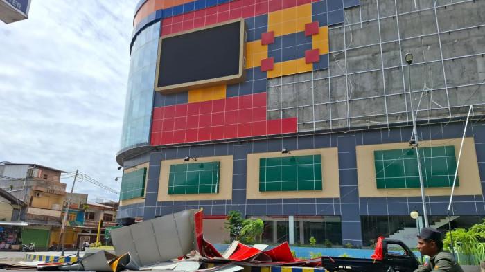 PERISTIWA - Detik-detik terlepasnya Aluminium Composite Panel (ACP) dari bangunan Plaza Gamala Ternate terjadi sekitar pukul 12.40 WIT, Jumat (18/7/2025).