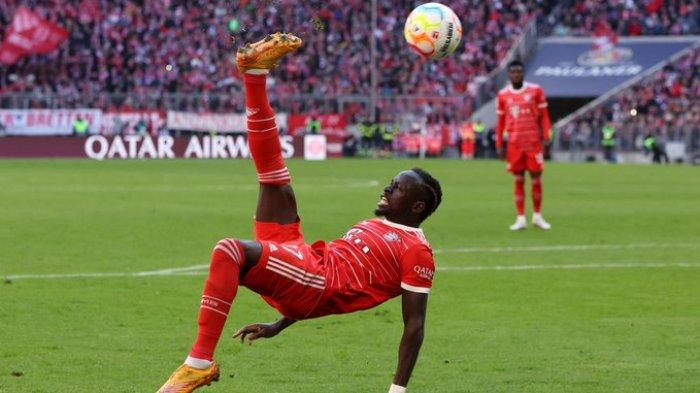 Sadio Mane saat memberikan assist kepada Benjamin Pavard dalam kemenangan 5-3 Bayern Munich vs FC Augsburg, Matchday 24 Bundesliga, Sabtu (11/3/2023).