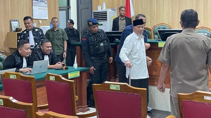HUKUM: Terdakwa mantan Gubernur Maluku Utara, Abdul Ghani Kasuba masuk ruang sidang