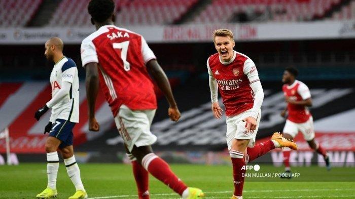 Gelandang Arsenal asal Norwegia, Martin Odegaard (kanan) melakukan selebrasi setelah mencetak gol penyama dalam pertandingan sepak bola Liga Utama Inggris antara Arsenal dan Tottenham Hotspur di Emirates Stadium di London pada 14 Maret 2021.