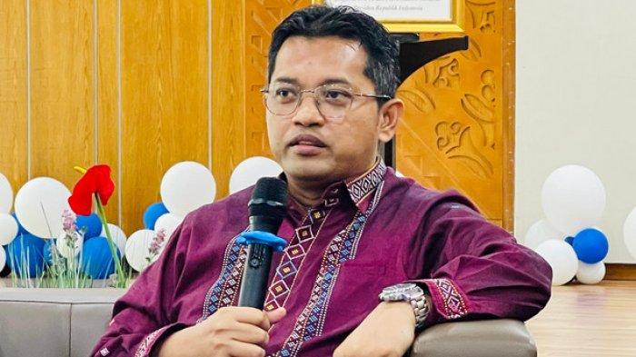 INFLASI - Kepala Kantor Perwakilan Bank Indonesia Maluku Utara, Dwi Putra Indrawan. Ia mengatakan bahwa untuk menekan inflasi, masyarakat harus berbelanja sesuai kebutuhan, Jumat (14/2/2025).