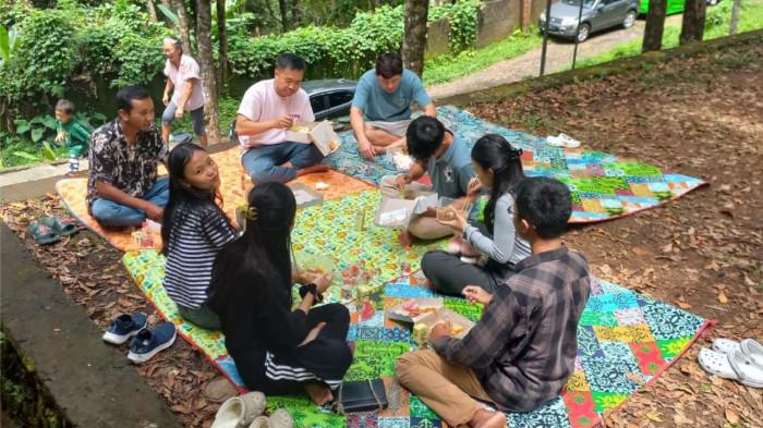 PROGRAM - Bimbingan Masyarakat Buddha Kanwil Kemenag Malut bekerjasama dengan Sekolah Minggu Tunas Maitreya dan Pusdiklat Dhamma Siloka, melaksanakan Program Makan Bergizi Gratis (MBG) di Ternate, Minggu (20/7/2025).