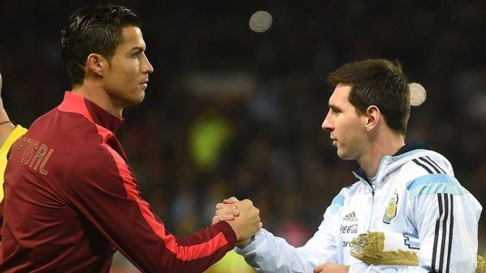 Striker Argentina Lionel Messi (kanan) berjabat tangan dengan striker Portugal Cristiano Ronaldo (kiri) menjelang pertandingan persahabatan internasional antara Argentina dan Portugal di Old Trafford di Manchester pada 18 November 2014. Lionel Messi dan Cristiano Ronaldo sedianya berpeluang bertemu di final Piala Dunia 2022 Qatar. Namun, peluang itu tertutup setelah Portugal gugur di perempat final.