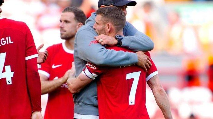 Gelandang Liverpool, James Milner, dipeluk sang pelatih, Jurgen Klopp