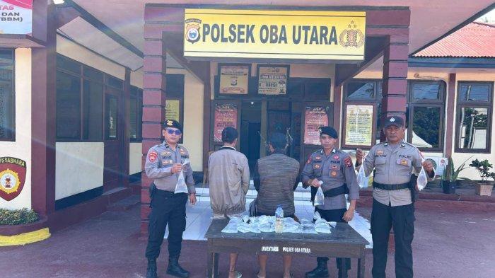 MIRAS - Dua orang pemuda saat diamankan anggota Polsek Oba Utara. Mereka kedapatan membawa miras cap tikus saat melintas di pos Desa Kusu, Kamis (30/1/2025). (Foto : Kapolsek Oba Utara Ipda Suherlin).
