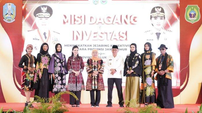 PROGRAM - Foto Gubernur Maluku Utara Sherly Laos, Gubernur Jawa Timur Khofifah Indar Parawansa, Wali Kota Ternate M Tauhid Soleman. Misi Dagang antara Jawa Timur - Maluku Utara dihelat pada Rabu (12/3/2025) hari ini di Hotel Bela, Kota Ternate.