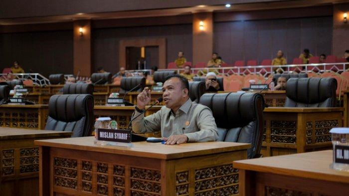 KRITIKAN - Mislan Syarif anggota DPRD Maluku Utara daerah pemilihan Kepulauan Sula-Pulau Taliabu, menyuarakan soal distribusi Beras Bulog yang bertahun-tahun tak masuk ke Taliabu, Rabu (30/4/2025).