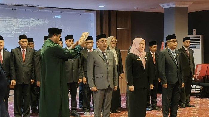 MUTASI - Pelantikan tiga pejabat II lingkup Pemprov Malut yang dipimpin langsung oleh Wagub Sarbin Sehe dilantai IV kantor Gubernur Sofifi, Selasa (30/4/2025).