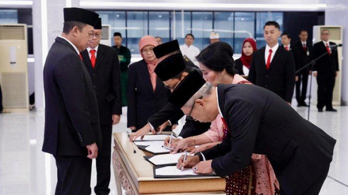 PELANTIKAN - Menteri Agraria dan Tata Ruang/Kepala Badan Pertanahan Nasional (ATR/BPN), Nusron Wahid, melantik Pejabat Struktural yang terdiri dari 6 Pejabat Pimpinan Tinggi Pratama dan 25 Pejabat Administrator, Senin (05/05/2025).