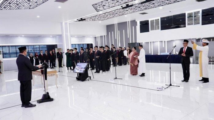 PELANTIKAN - Menteri Agraria dan Tata Ruang/Kepala Badan Pertanahan Nasional (ATR/BPN), Nusron Wahid, melantik Pejabat Struktural yang terdiri dari 6 Pejabat Pimpinan Tinggi Pratama dan 25 Pejabat Administrator, Senin (05/05/2025).