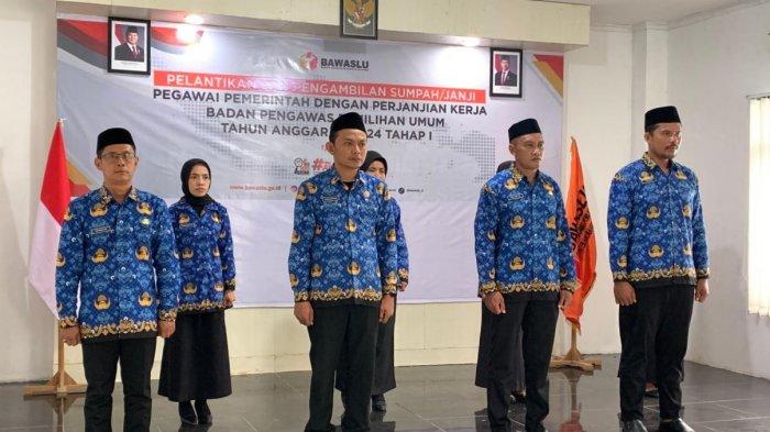 PELANTIKAN: 8 tenaga PPN-PNS di Sekretariat Bawaslu Halmahera Selatan, Maluku Utara mengikuti prosesi pelantikan sebagai PPPK secara daring, Selasa (1/7/2025).