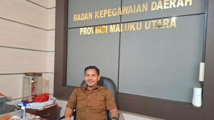 PEMECATAN: Pelaksana Tugas (Plt) Kepala Badan Kepegawaian Daerah (BKD) Provinsi Maluku Utara, Zulkifli Bian, saat diwawancarai Tribunternate.com, di Kantor Gubernur Maluku Utara di sofifi, ia mengaku ada delapan ASN di lingkup Pemerintah Provinsi Maluku Utara, terancam sanksi berat, Senin (21/7/2025).