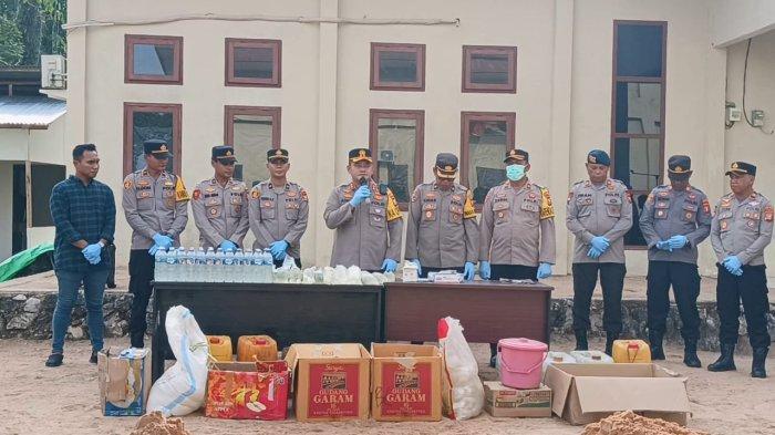 Kapolres Pulau Taliabu, Maluku Utara AKBP Adnan Wahyu Kashogi beserta anggota menggelar press release pemusnahan BB cap tikus sebanyak 537 liter.