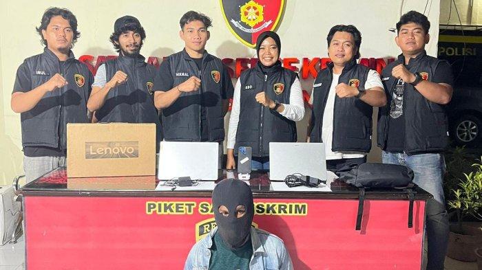 PENCURIAN - Terduga pelaku dan barang bukti saat diamankan ke Polres Ternate, Kamis (3/7/2025).