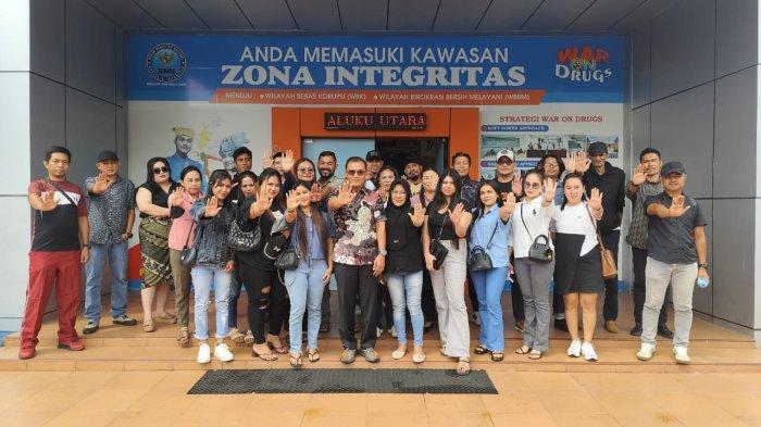 KOMITMEN: Puluhan pengusaha hiburan malam lalukan sesi foto bersama usai berkomitmen bersama BNN Maluku Utara dalam mendukung perangi narkoba, Jumat (11/7/2025)