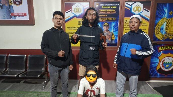 HUKUM - Terduga pelaku penikaman saat diamankan anggota Resmob Polsek Ternate Selatan, Senin (17/3/2025).