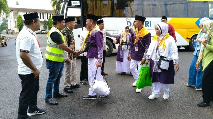 HAJI: Penjemputan CJH Maluku Utara kloter 17 oleh Ketua PPHID Kedri Laetje ketika tiba di Embarkasi Sudiang Makassar, Sabtu (10/5/2025)