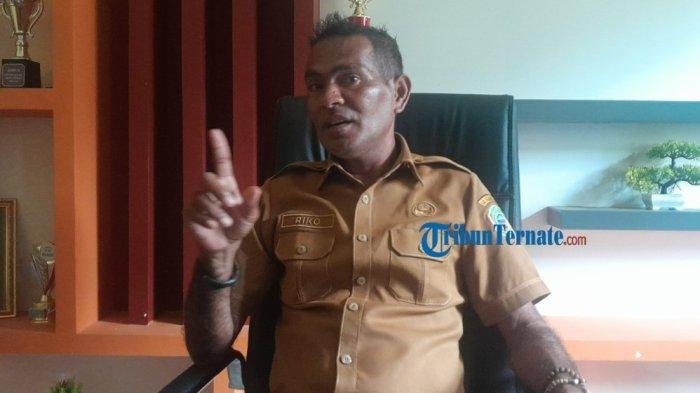 TEMUAN: Kepala Disperindagkop Halmahera Timur, Maluku Utara Ricko Dibeturu saat bersedia diwawancarai Tribunternate.com disela-sela kerjanya, Senin (14/7/2025)