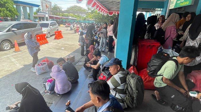 Antrean panjang penumpang di Pelabuhan Semut, Kelurahan Mangga Dua, Kota Ternate, Maluku Utara, Selasa (26/11/2024).